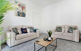 Spacious & Modern Oasis, 4-Bed House, Sleeps 7
